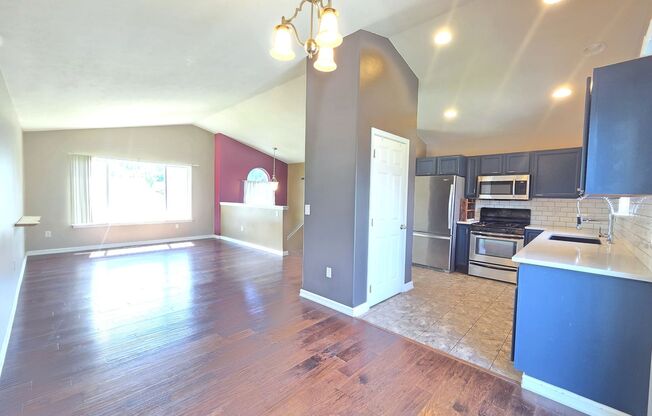 $2,500 - 3 Bed / 2 Bath Beautiful and Spacious Home with a Fully Fenced backyard