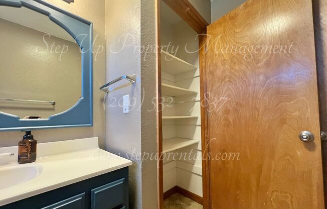 2 beds, 1 bath, 697 sqft, $1,550, Unit B