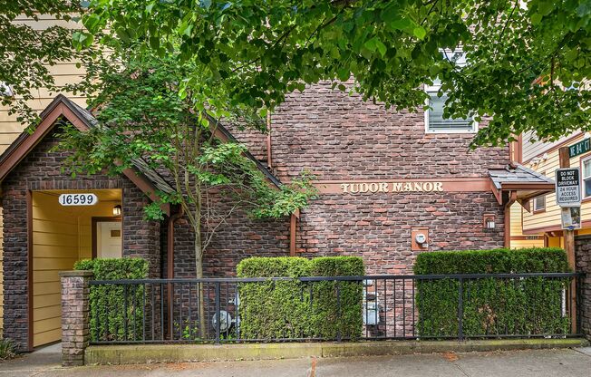 Tudor Manor Apartments – Smart Living in the Heart of Redmond