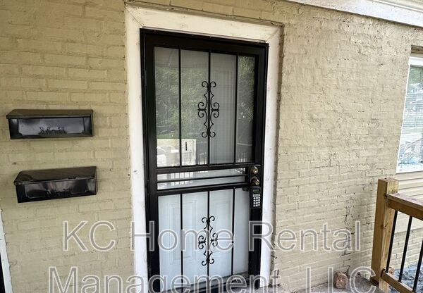 2511 E 37 ST