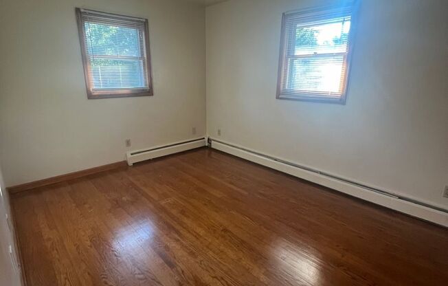 2 beds, 1 bath, 903 sqft, $1,290, Unit D-2