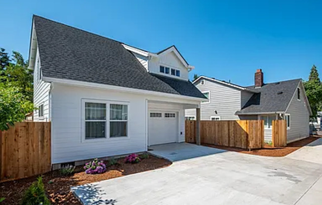 ✨Modern 2BD/2BA Townhome-Style Unit in Foster-Powell – Prime Location!✨