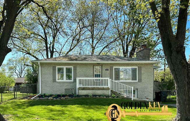 Look No Further! Stunning 3 bed/1 bath Ranch in Rochester Hills!