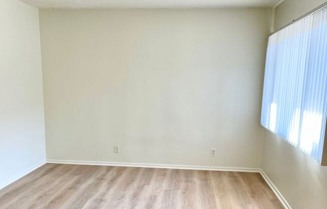 Spacious 3 bedroom unit located in Canoga Park! MOVE IN READY