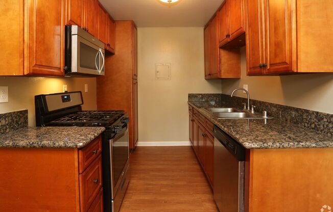 2 beds, 1 bath, 894 sqft, $2,403, Unit J5