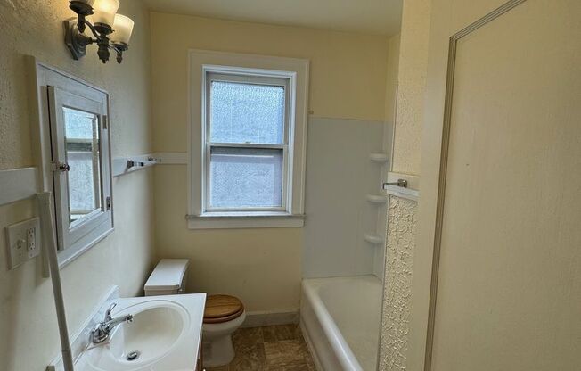 1 bed, 1 bath, $825, Unit 1