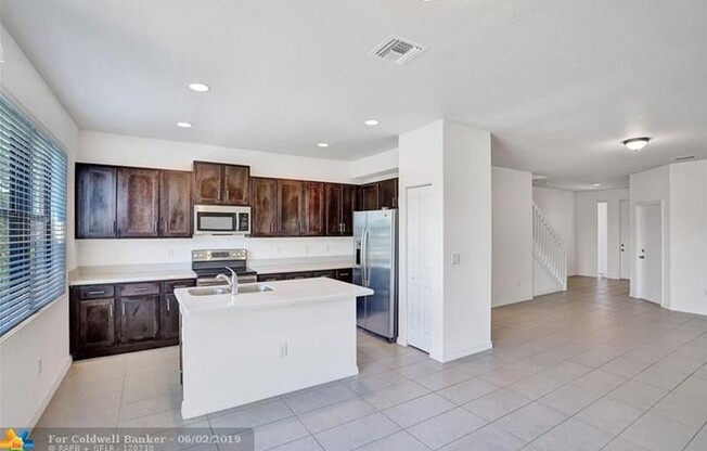 Beautiful Townhouse 3 -2.5 baths