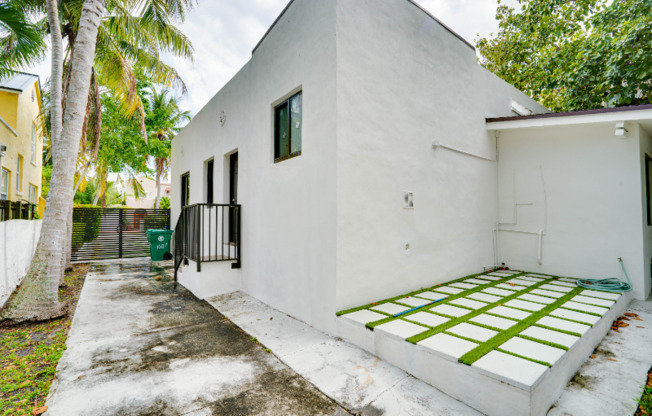 1687 SW 11 ST