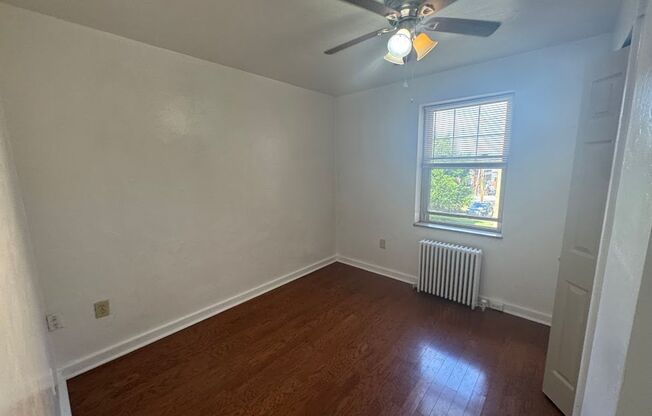 3 beds, 1 bath, $1,995, Unit 210C