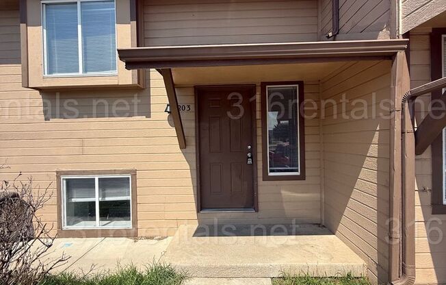 $895 - 2 bed 1.5 bath beautiful bi-level apartment