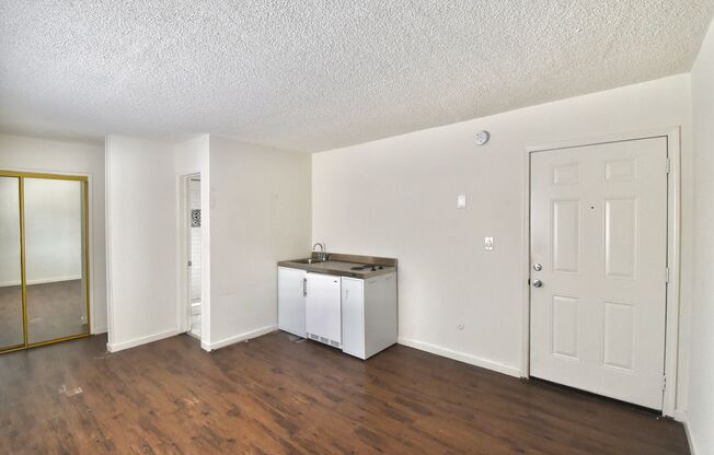 Studio, 1 bath, 275 sqft, $1,495, Unit 21-06