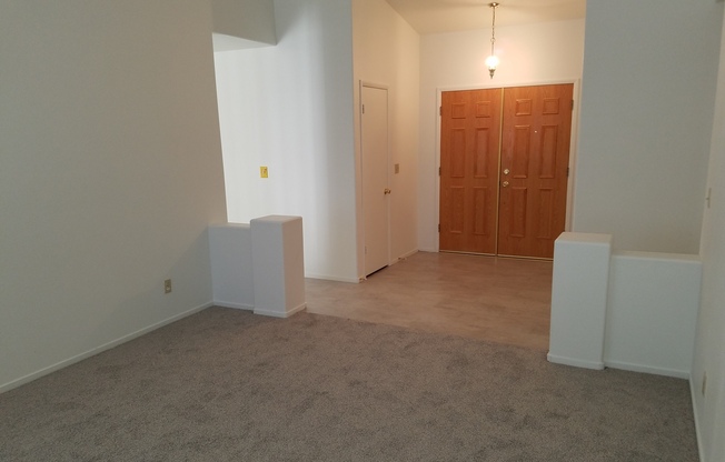 Single Story * 3 bedroom * New Paint & Flooring