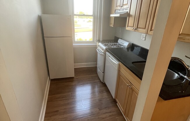 2 beds, 1 bath, $3,000, Unit 24