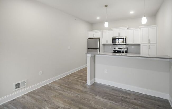 2 beds, 1 bath, 950 sqft, $1,695, Unit Unit 7