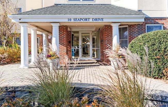 10 Seaport Dr