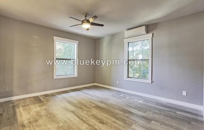 UNIQUE  Laurelhurst Unit with 3 Beds, 2 Baths