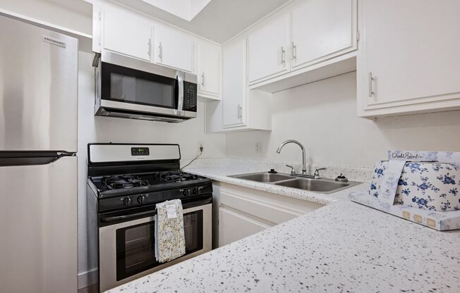 2 beds, 2 baths, 1,044 sqft, $2,895, Unit 204