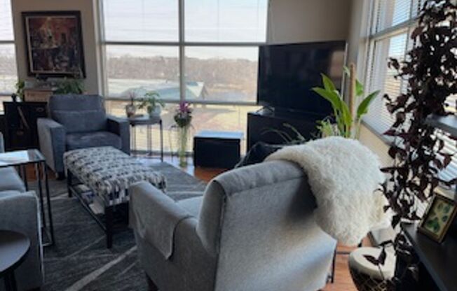 2 beds, 2 baths, 926 sqft, $1,725, Unit 212