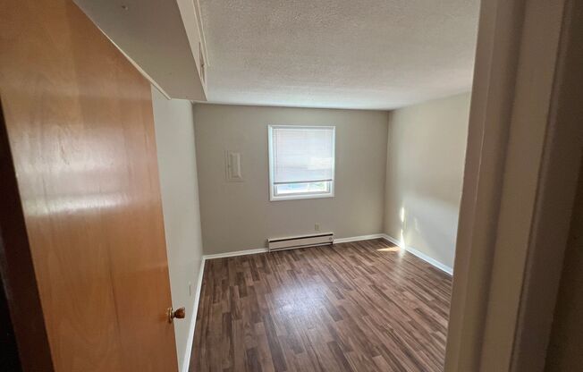 2 beds, 1 bath, $1,000, Unit APARTMENT 2