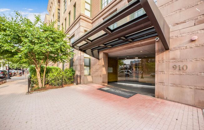 Available Now! High End 1 Bed/ 1 Bath in Amenity Rich Building