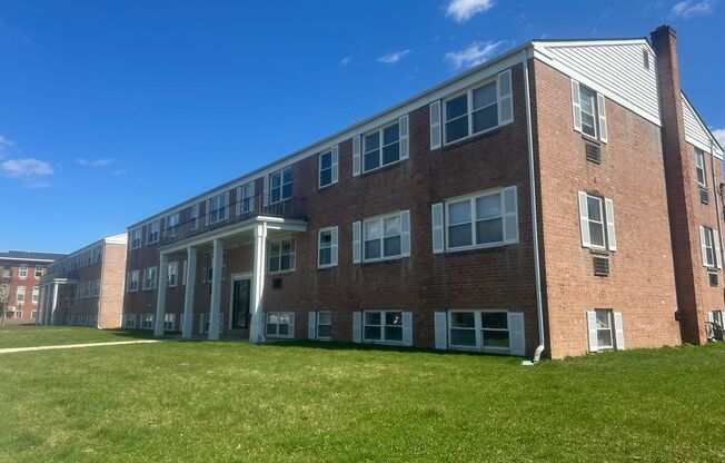 2 beds, 1.5 baths, 850 sqft, $1,900, Unit A05