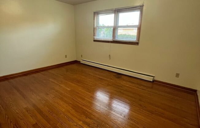 2 beds, 1 bath, 903 sqft, $1,290, Unit E-6