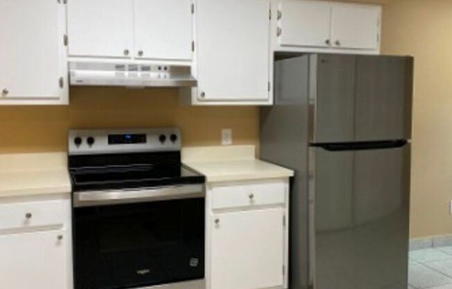Updated 2/2 End Unit near UC-New Floors & Appliances, Laundry Hookups Inside