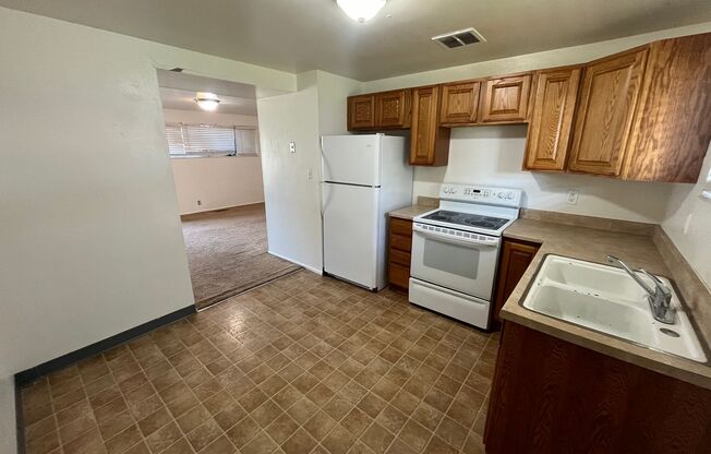 2 beds, 1 bath, $1,195, Unit CREC 4 Plex - 1433