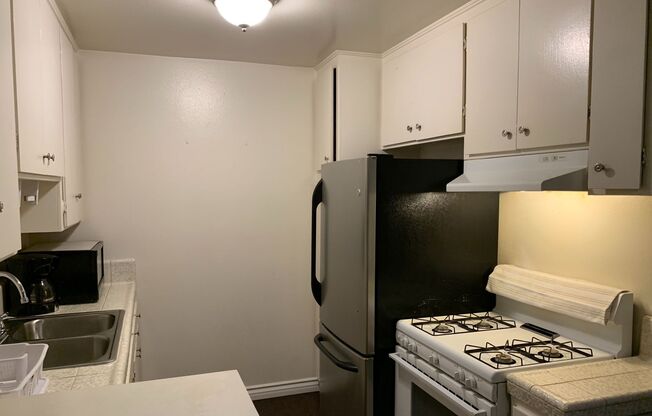 2 beds, 1 bath, $2,095, Unit 201