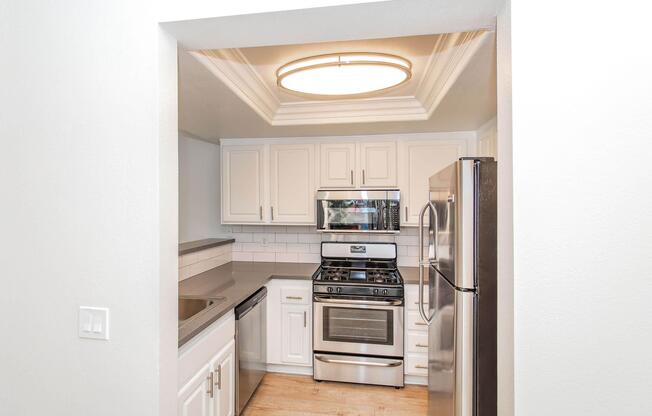 2 beds, 2 baths, 880 sqft, $3,020