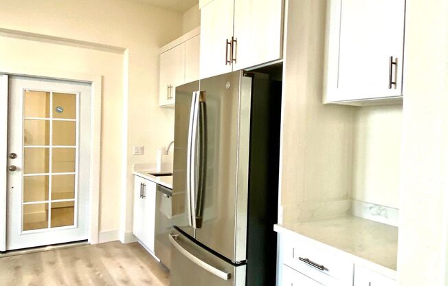 Room For Rent In Excellent Condo