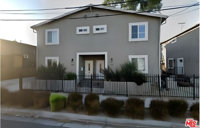 523 N BENTON WAY