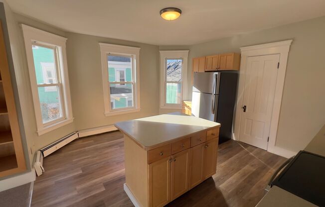 Spacious Sunny 2 BR-Walk to Downtown-Laundry-Bonus Room