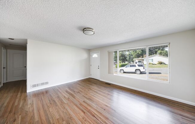 3 Bed 1 Bath - Hardwood Floors - Pet Friendly - NAS Whidbey