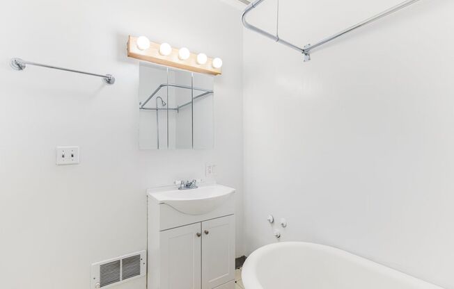 Studio, 1 bath, 440 sqft, $1,025, Unit 3
