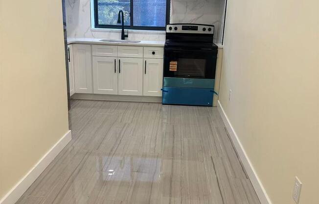 39 17 GREENPOINT AVE