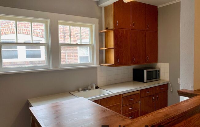 1 bed, 1 bath, $690, Unit 115 East 6th Street