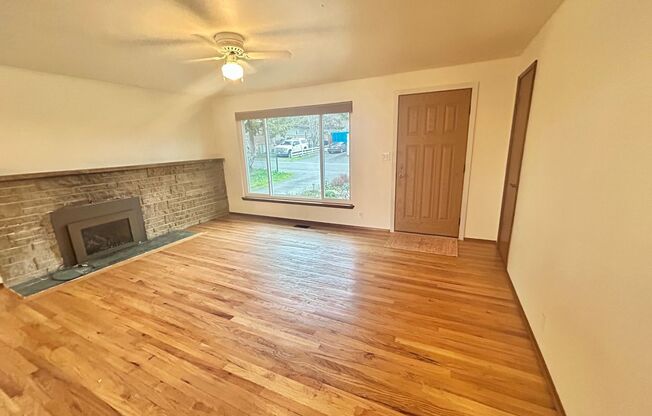 Beautiful Garden Entrance 4 bedroom home in Seattle, minutes away from major highways.