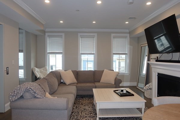 205 W 8 ST