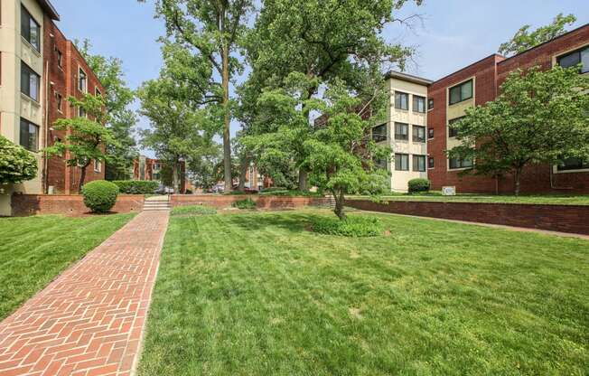 the preserve at ballantyne commons apartments courtyard and resident buildings