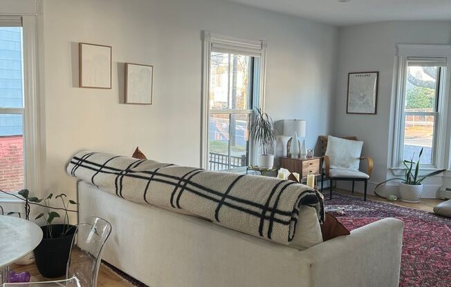 2 beds, 1 bath, $3,500, Unit 1