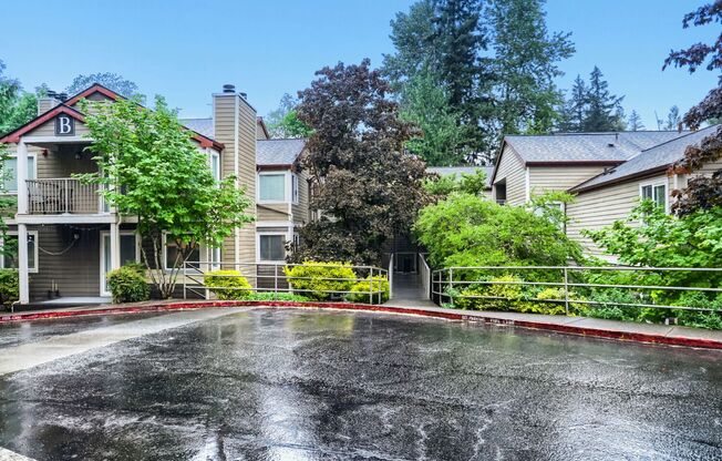 Lovely and Spacious 2 BR/2 Full BA Issaquah Condo. Great Location !