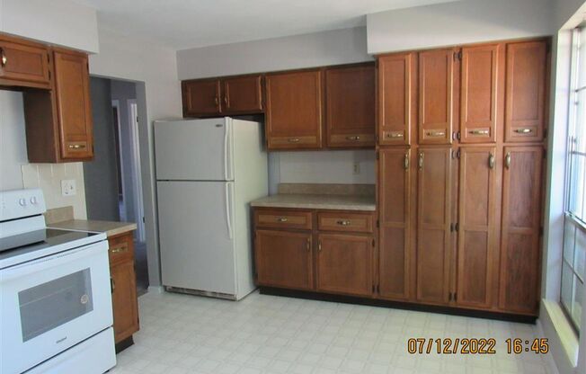 3 beds, 2 baths, $1,095