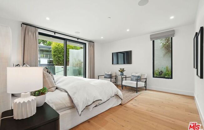 913 N BEVERLY GLN BLVD