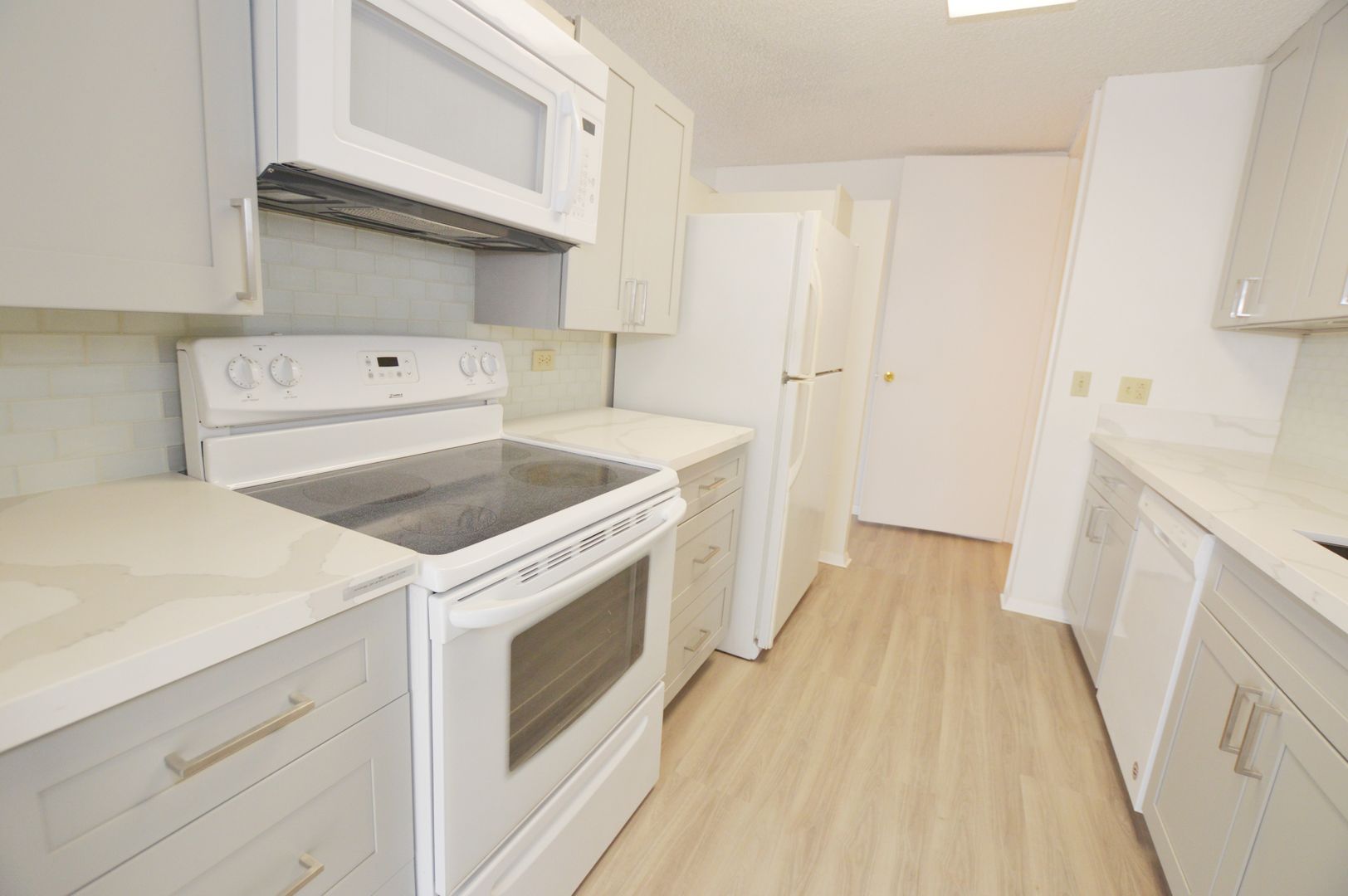 Century Center 2 bed, 2 bath, 1 parking 1065 Sq Ft with Awesome Views!
