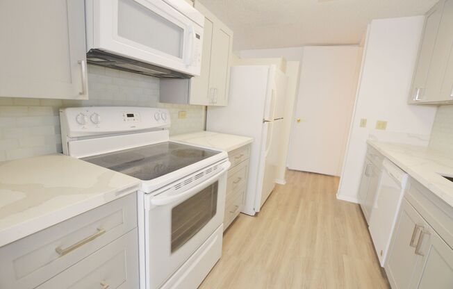 Century Center 2 bed, 2 bath, 1 parking 1065 Sq Ft with Awesome Views!