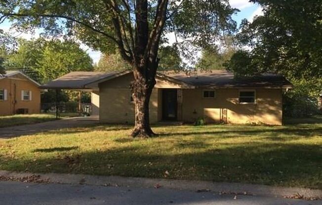 COZY 3-bedroom 1 bath Home in Fayetteville!!