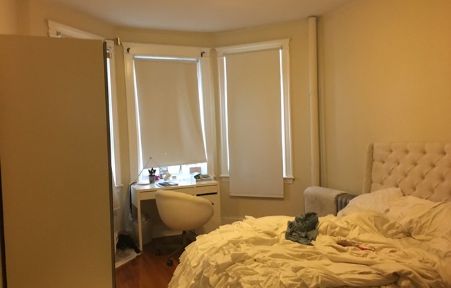 2 beds, 1 bath, $3,000, Unit 18