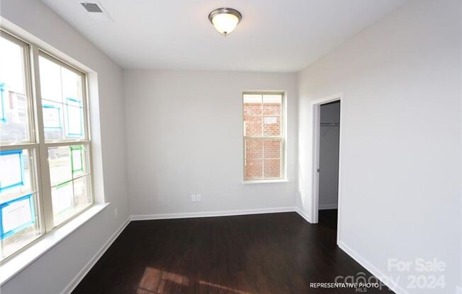 4bd 3.5b Almost New Townhome