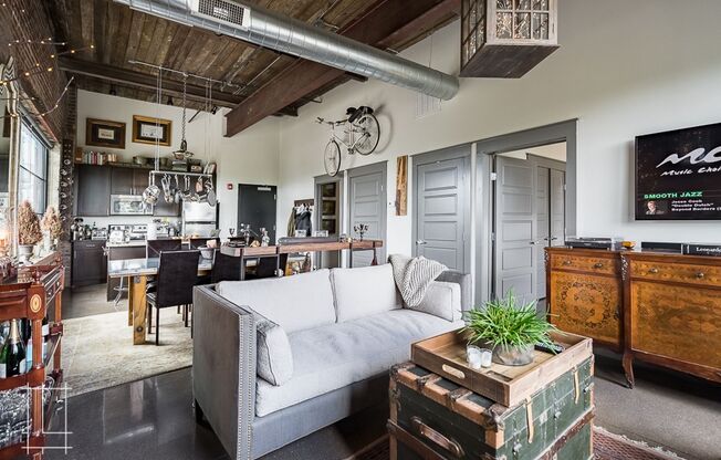 2 beds, 2 baths, $2,350, Unit 727 N. 4th St. Apt. 211